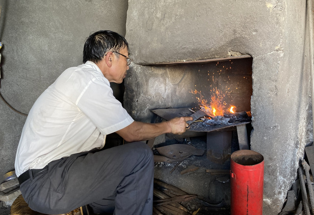 Ông Giàng A Lùng ở bản Thèn Pả, xã Tả Lèng (huyện Tam Đường) thực hiện nung đỏ thép trước khi quai búa để rèn dao,