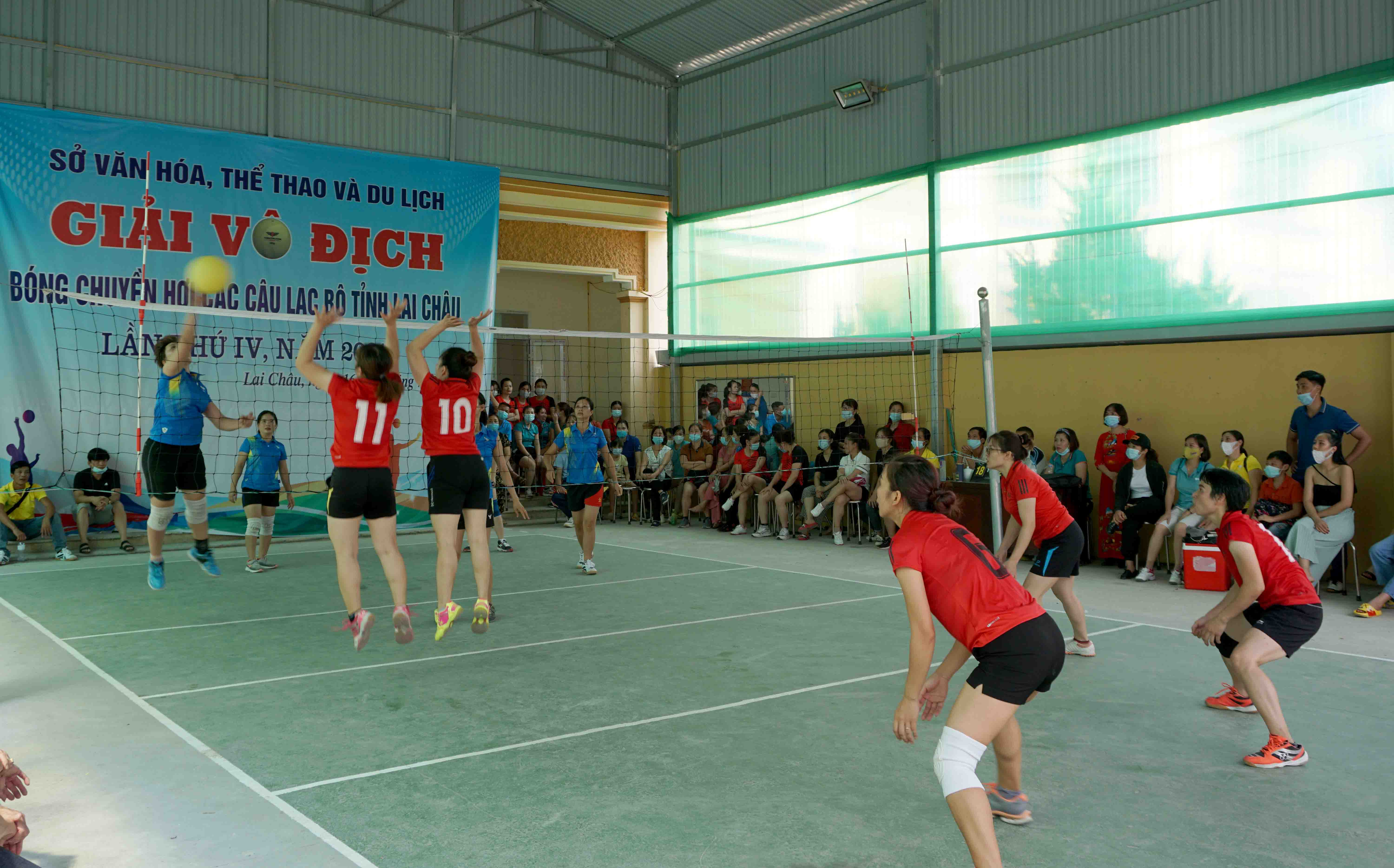 Trận đấu tranh giải 3 của nhóm tuổi I – nữ giữa huyện Tam Đường với Câu lạc bộ tổ 22, phường Đông Phong, thành phố Lai Châu. 