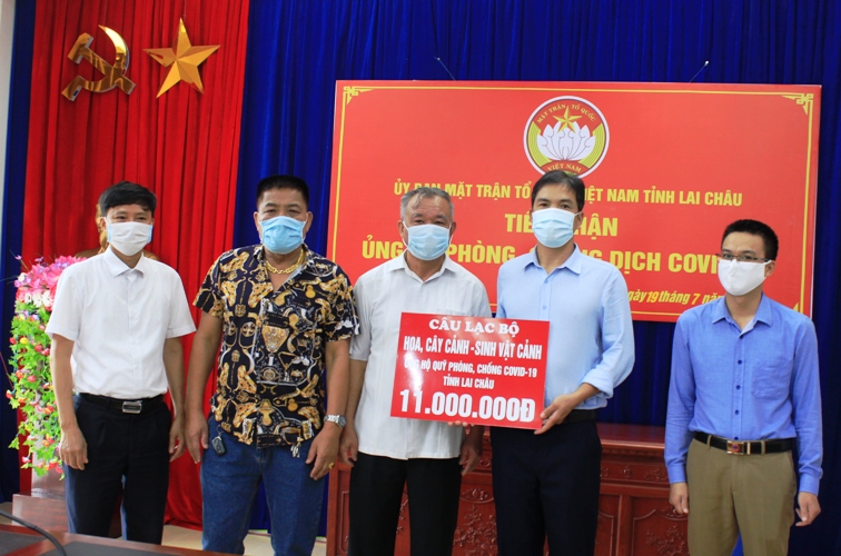Đồng chí Hoàng Kiều Anh – Phó Chủ tịch Ủy ban MTTQ Việt Nam tỉnh tiếp nhận tiền ủng hộ từ CLB Hoa, cây cảnh – Sinh vật cảnh Lai Châu.