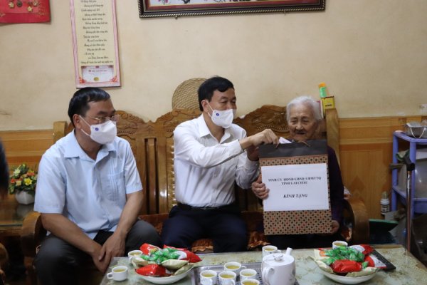 Đồng chí Lê Văn Lương - Phó Bí thư Thường trực Tỉnh ủy và đoàn công tác thăm, tặng quà gia đình bà Dương Thị Xin - mẹ liệt sỹ Nguyễn Văn Thiện (Tổ dân phố số 5, phường Tân Phong, thành phố Lai Châu).