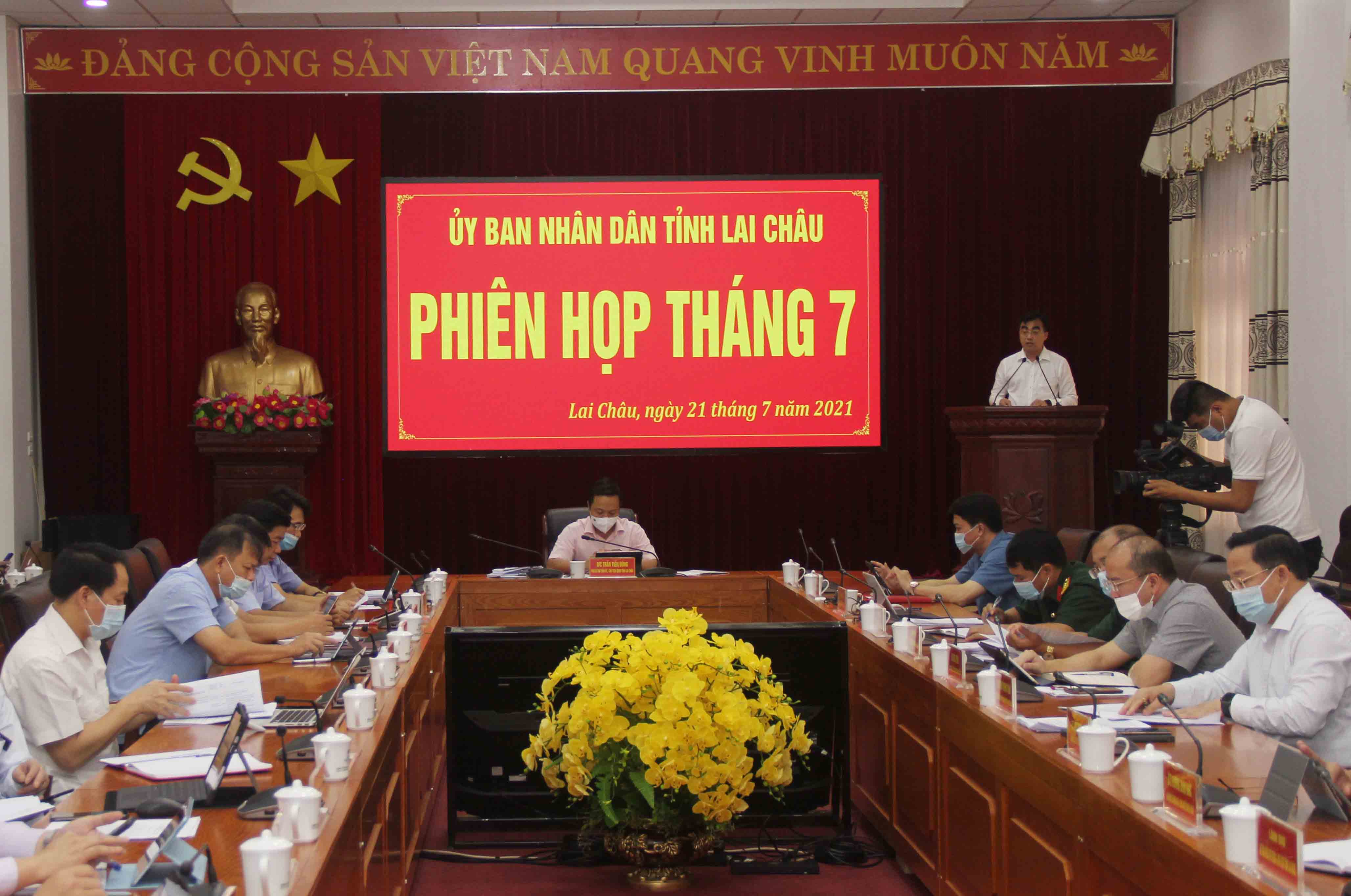 Quang cảnh phiên họp