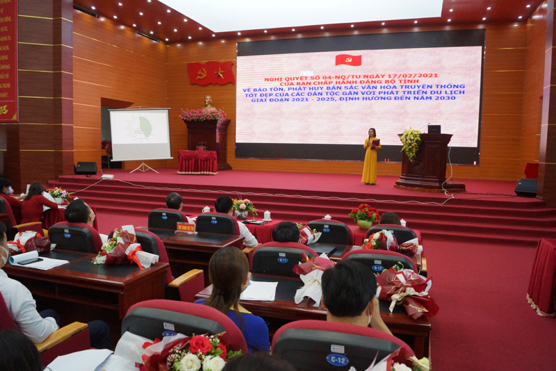 Thi sinh tham gia phần thi thuyết trình tại Hội thi.