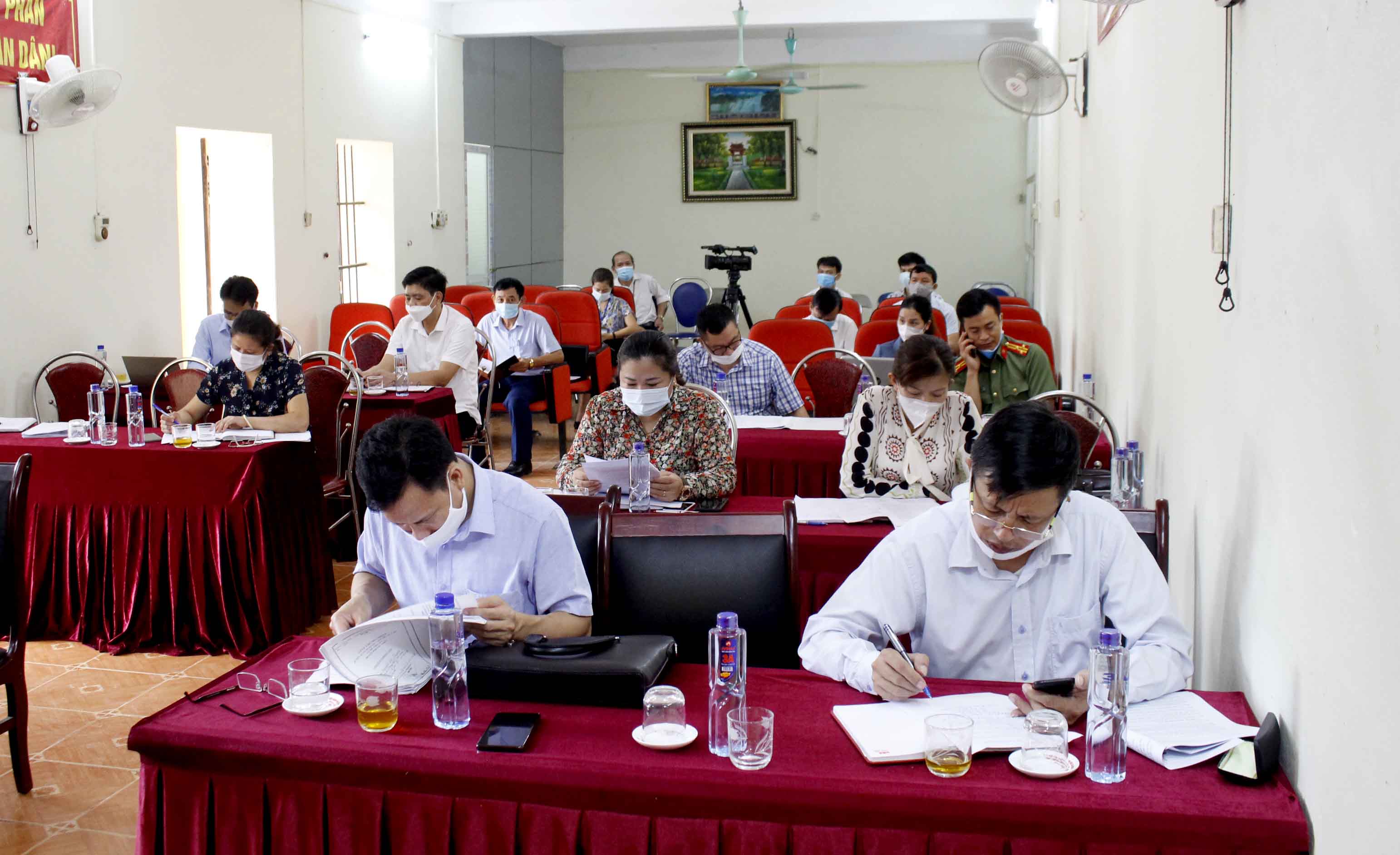 Quang cảnh buổi làm việc giữa Ban Thường vụ Huyện ủy Phong Thổ với Đảng ủy xã Mường So. 