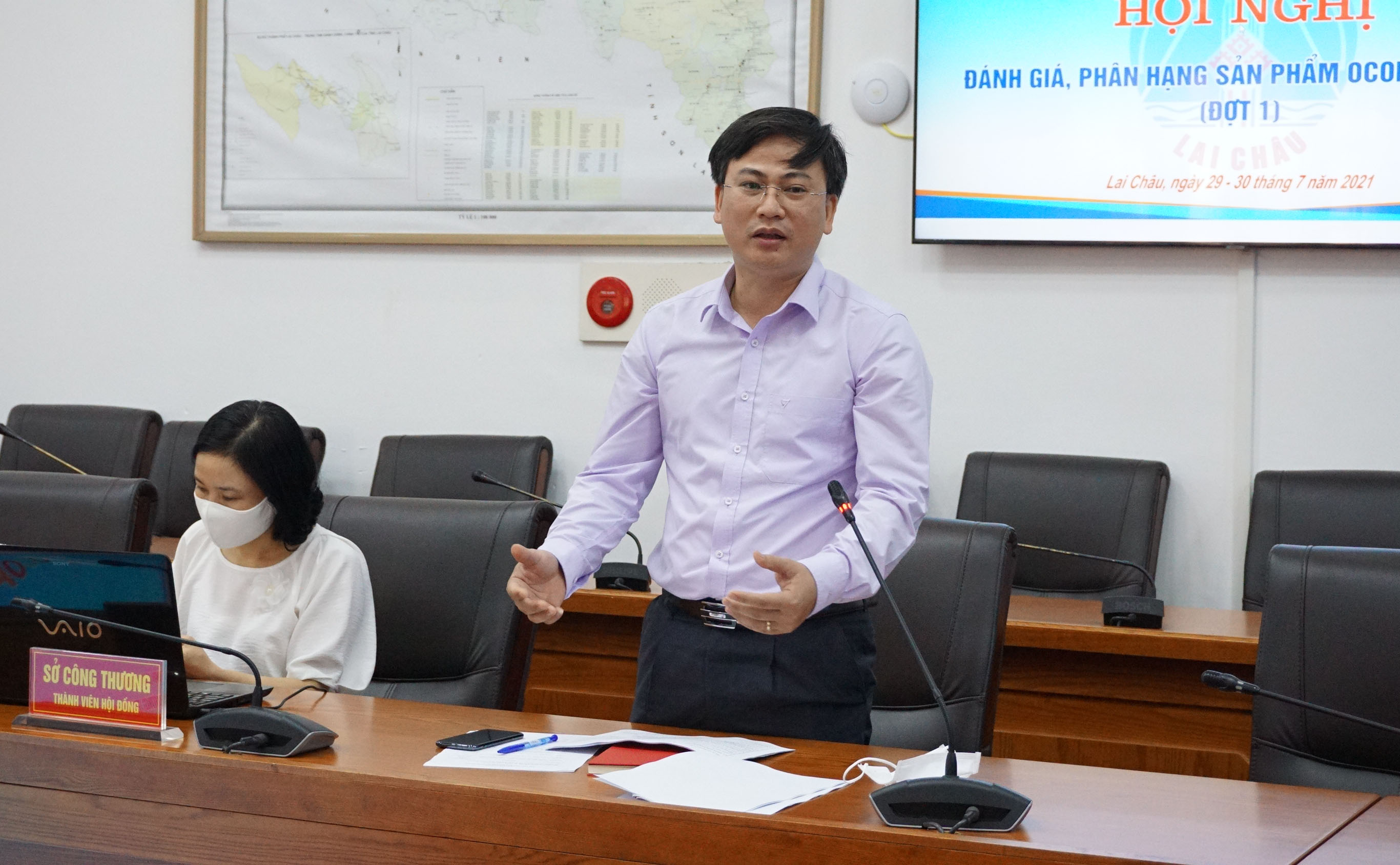 Thành viên Hội đồng tỉnh trao đổi, tham gia ý kiến tại Hội nghị.