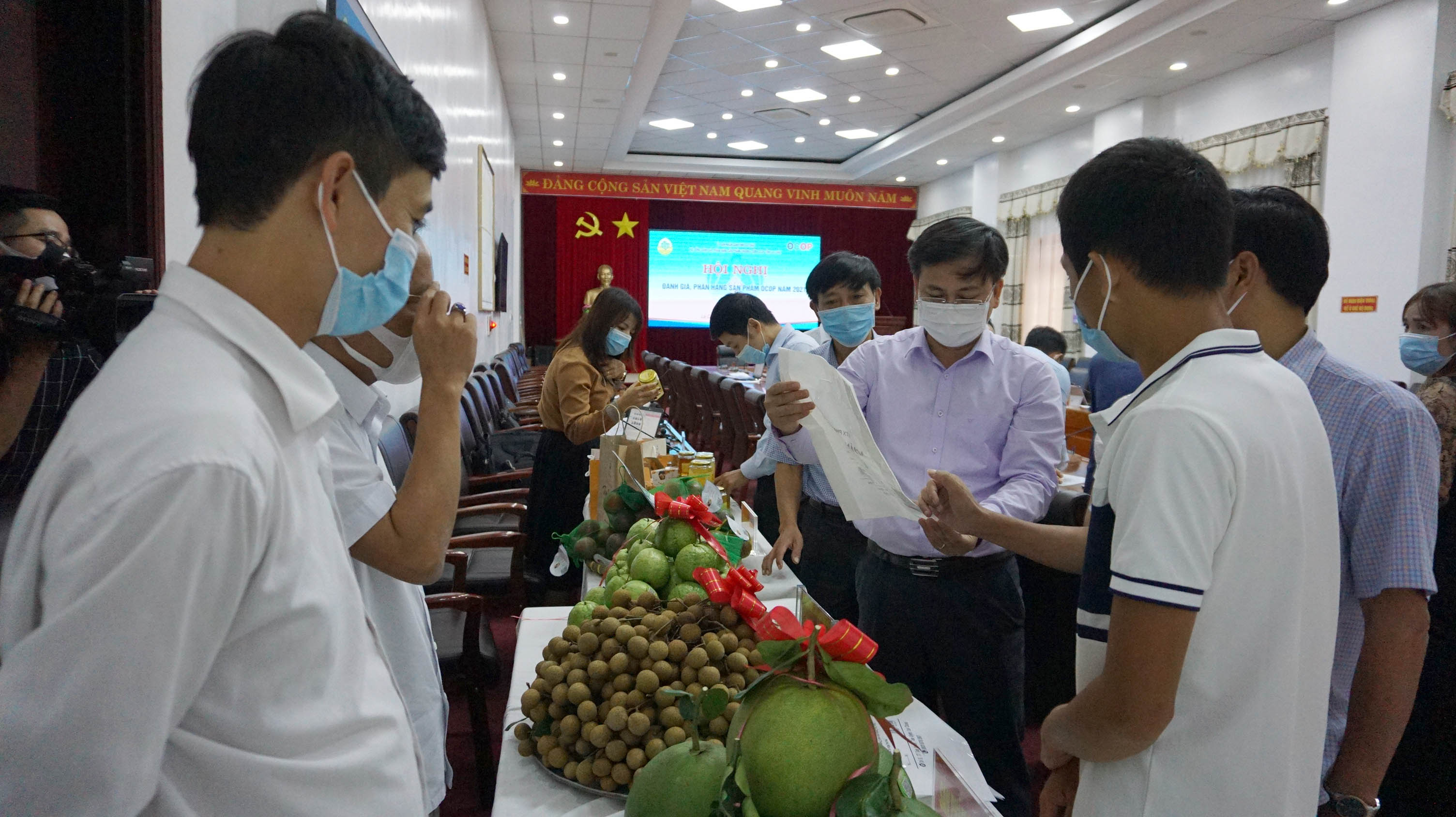 Đại biểu tham quan gian trưng bày sản phẩm dự thi của các chủ thể.
