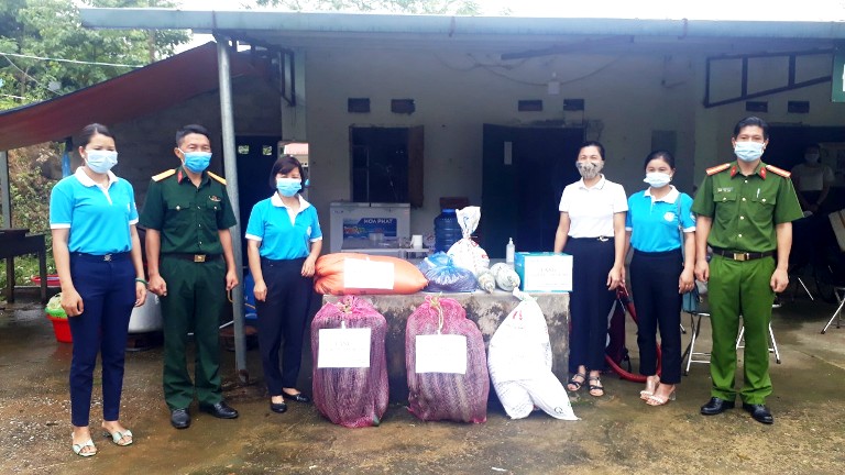 Lãnh đạo ban MTTQ Việt Nam huyện và Hội LHPN huyện trao quà hỗ trợ lực lực lượng làm nhiệm vụ và công dân tại khu cách ly bản Tát Xôm (xã Trung Đồng). 