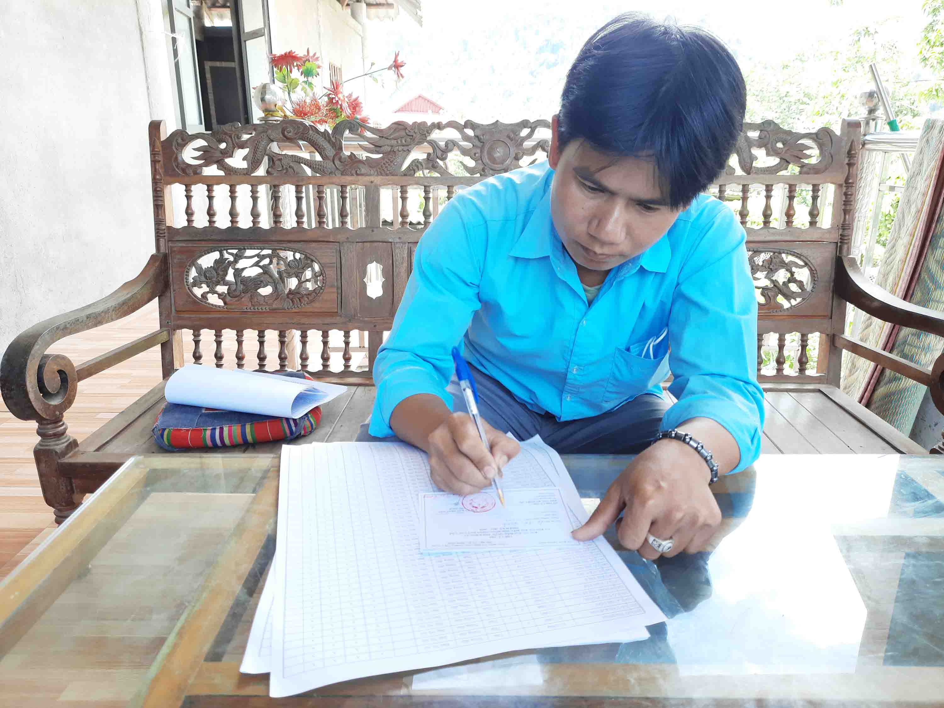 Anh Lù Văn Nhân tìm hiểu kế hoạch phát triển kinh tế địa phương.