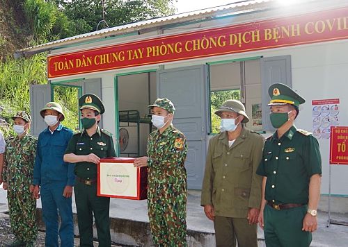 Các lực lượng thăm, tặng quà Tổ chốt chặn phòng chống dịch Covid-19 Đồn Biên phòng Huổi Luông (huyện Phong Thổ).