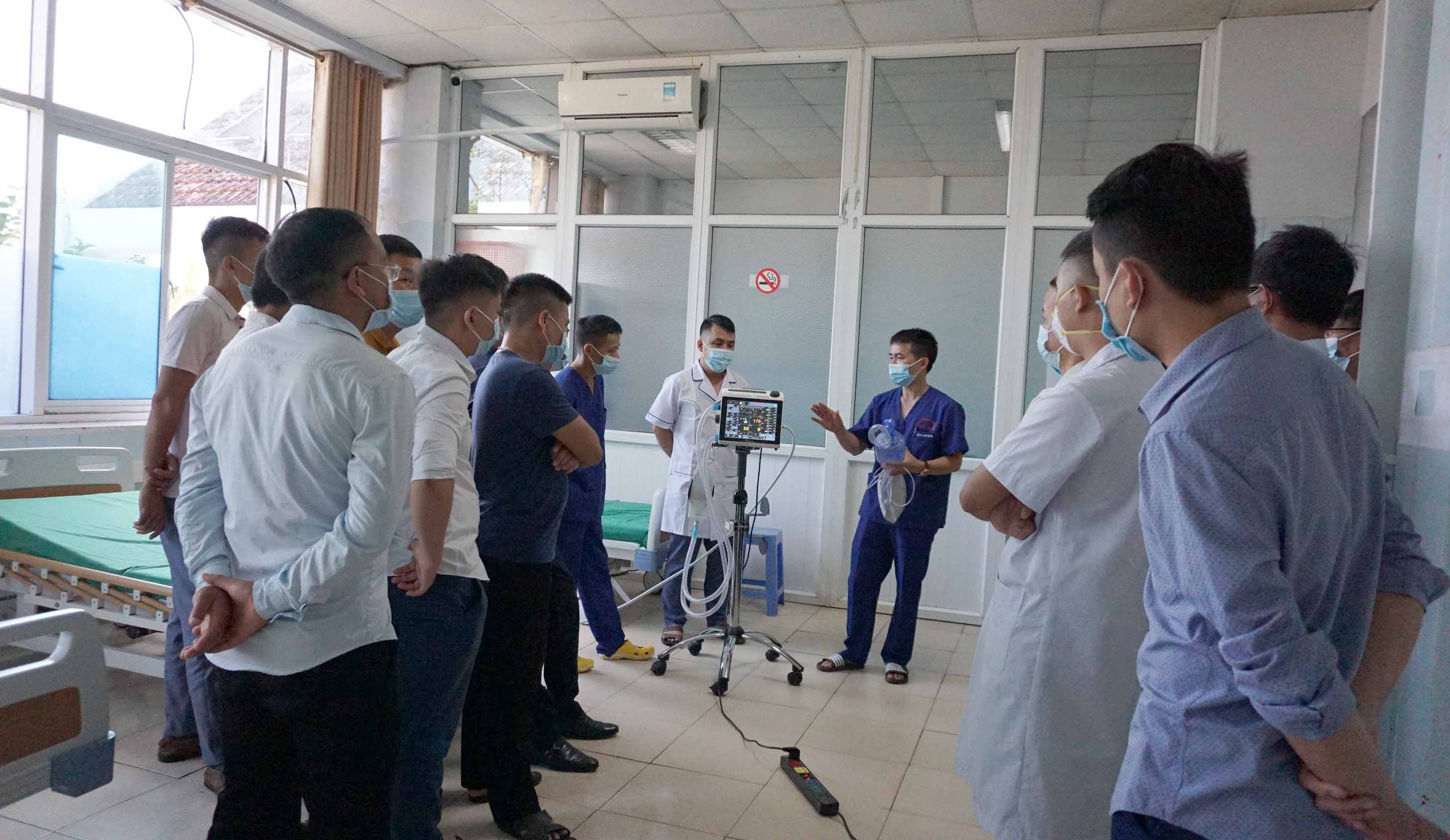 Các học viên thực hành kỹ năng chăm sóc, điều trị bệnh nhân nhiễm Covid-19.
