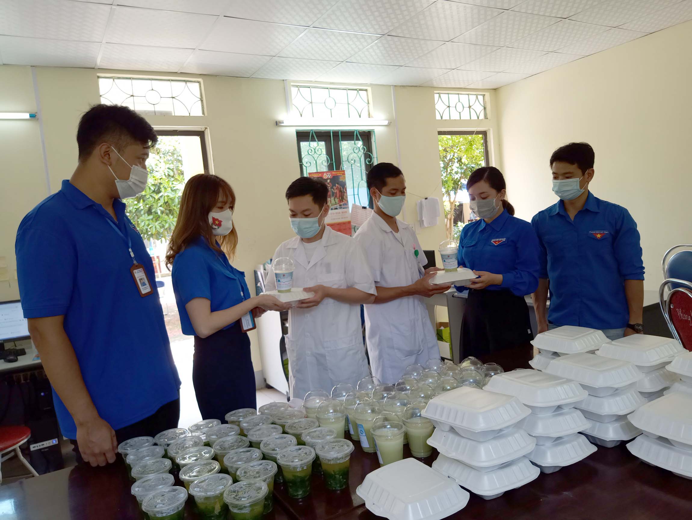 Thành đoàn Lai Châu tặng cơm cho y, bác sỹ Trung tâm Y tế thành phố Lai Châu.