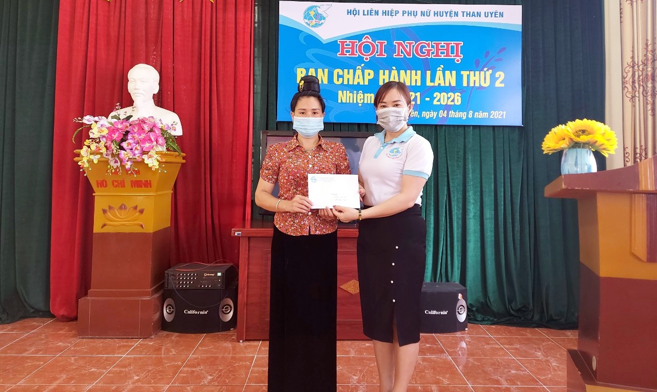 Đồng chí Lương Thị Tý – Chủ tịch Hội LHPN huyện Than Uyên trao hỗ trợ 1,4 triệu đồng cho 1 hội viên xã Pha Mu mắc bệnh hiểm nghèo.