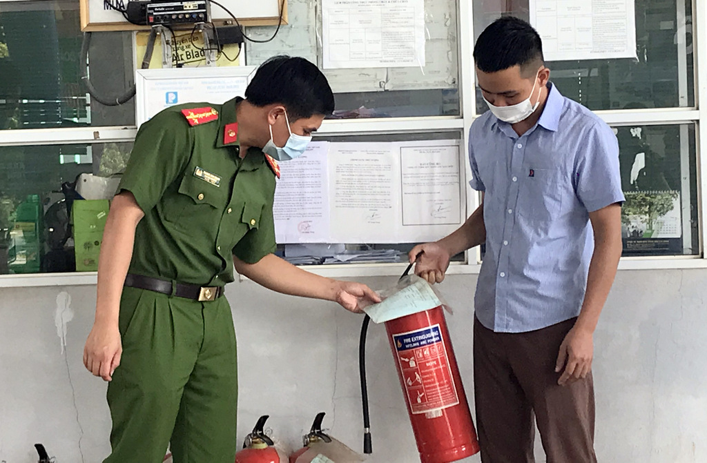 Cán bộ Phòng Cảnh sát Phòng cháy chữa cháy và Cứu nạn cứu hộ, Công an tỉnh kiểm tra công tác phòng cháy chữa cháy tại Cửa hàng xăng dầu 15, phường Tân Phong, thành phố Lai Châu.