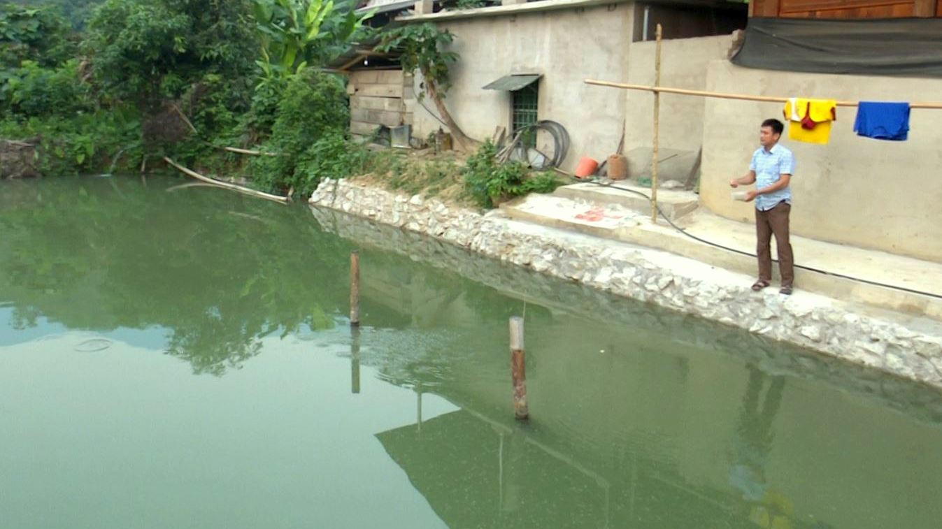 Người dân bản Nậm Cầy đầu tư đào ao thả cá tăng nguồn thu nhập cho gia đình.