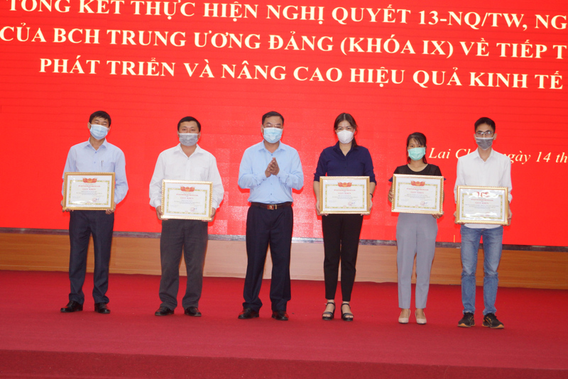 Đồng chí Tống Thanh Bình tặng giấy khen cho các tập thể có thành tích tiêu biểu.