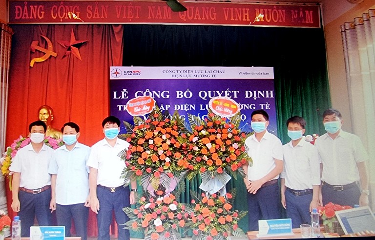 Lãnh đạo Công ty Điện lực Lai Châu và huyện Mường Tè chúc mừng Ban Giám đốc Điện lực Mường Tè tại buổi lễ. 