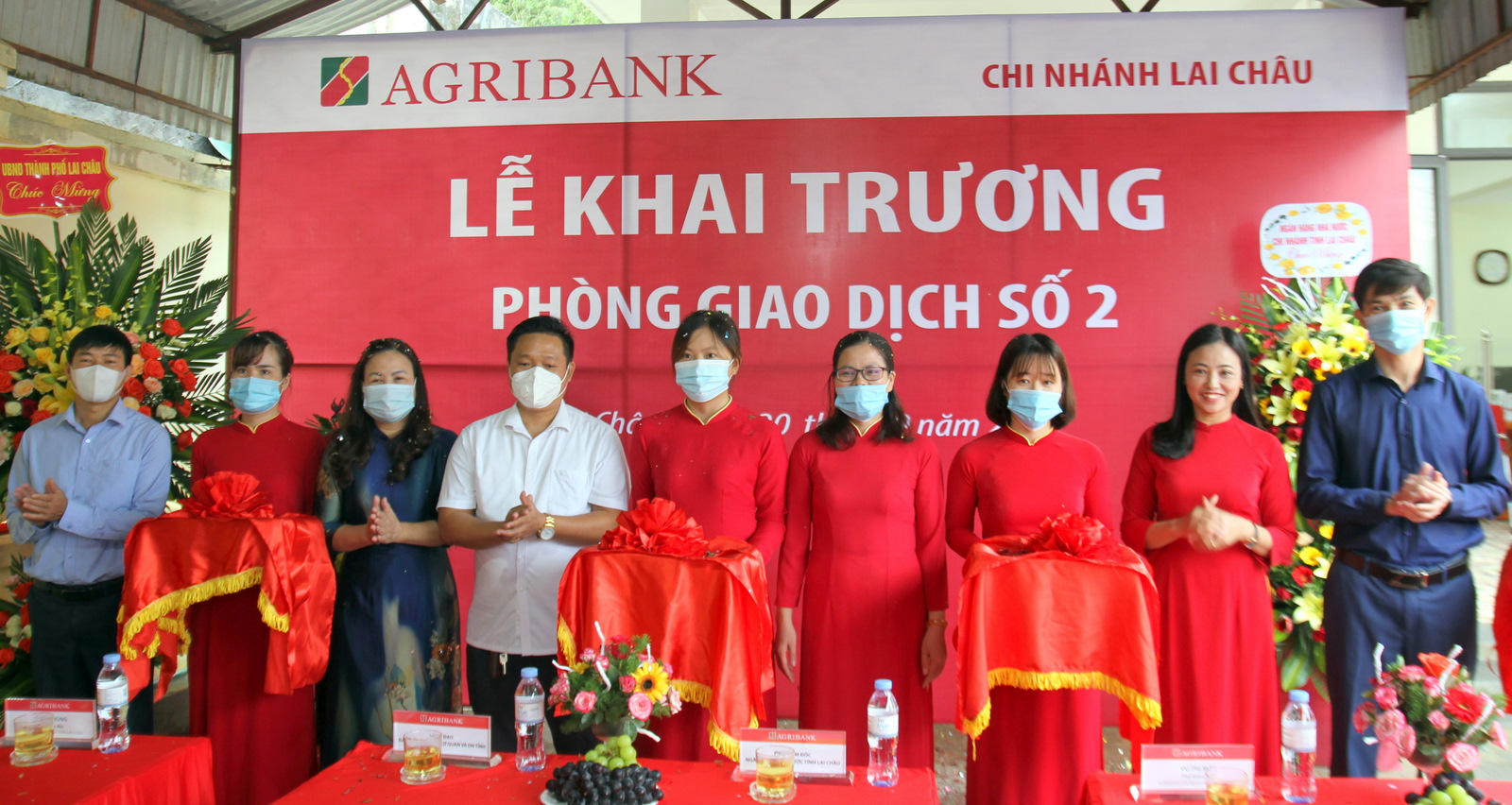 Các đại biểu tham dự đã cắt băng Khai trương Phòng giao dịch Số 2, tại Bản Mới, xã San Thàng (thành phố Lai Châu).