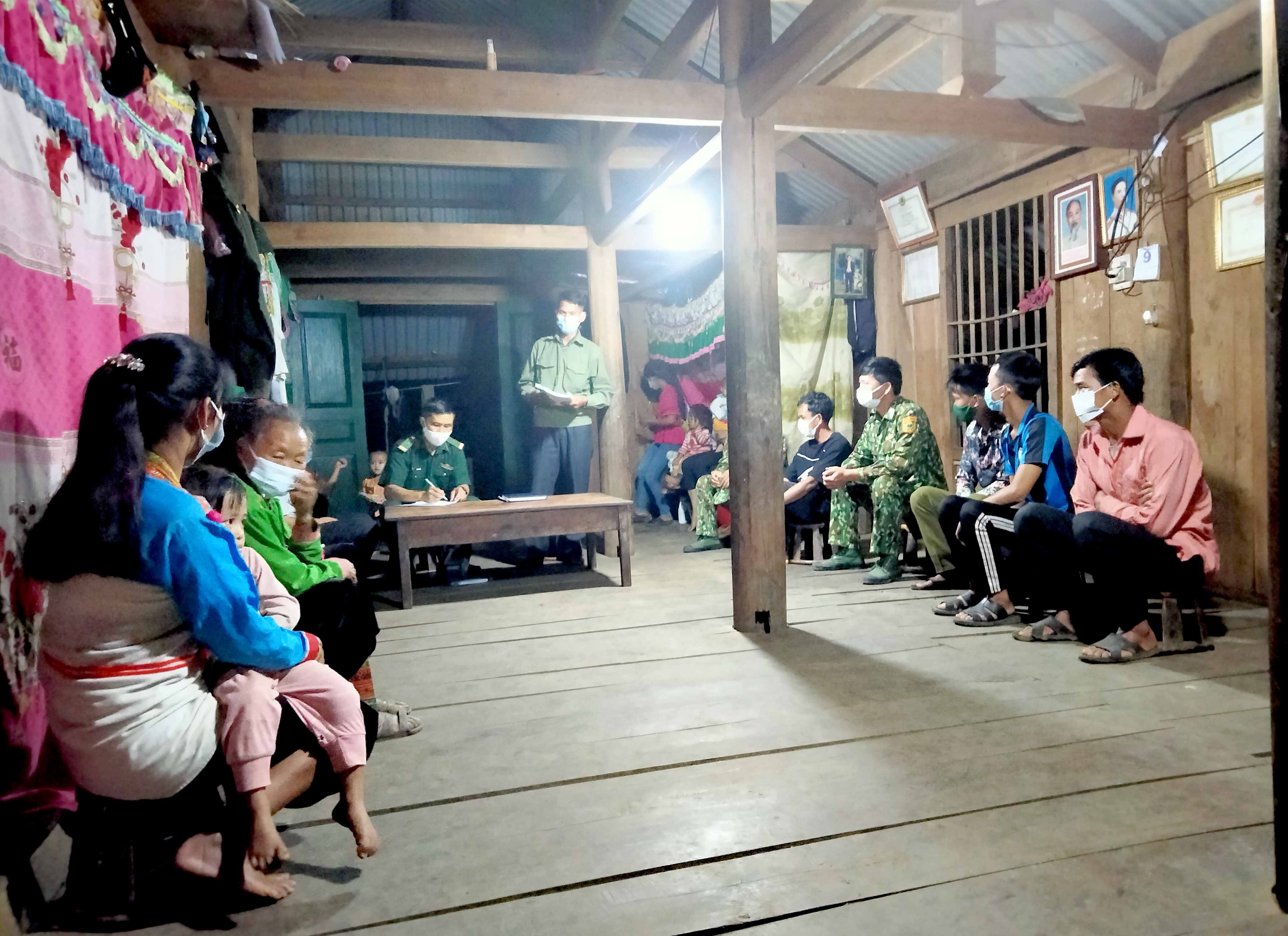 Trưởng ban công tác mặt trận bản Nậm Nghẹ vận động Nhân dân xây dựng đời sống văn hóa mới.