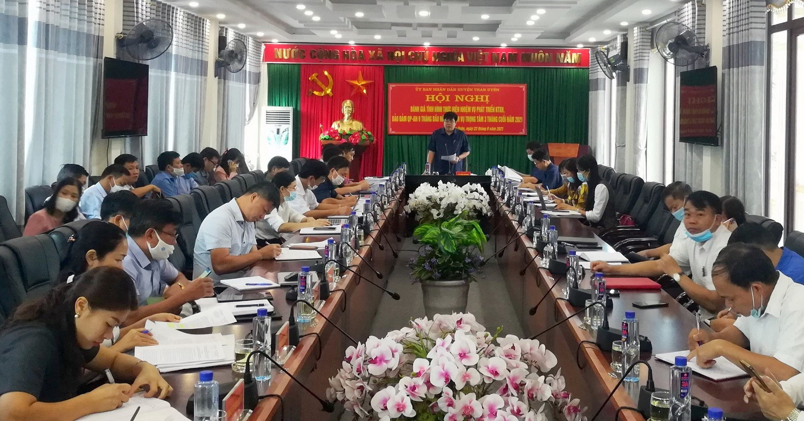 Quang cảnh phiên họp.