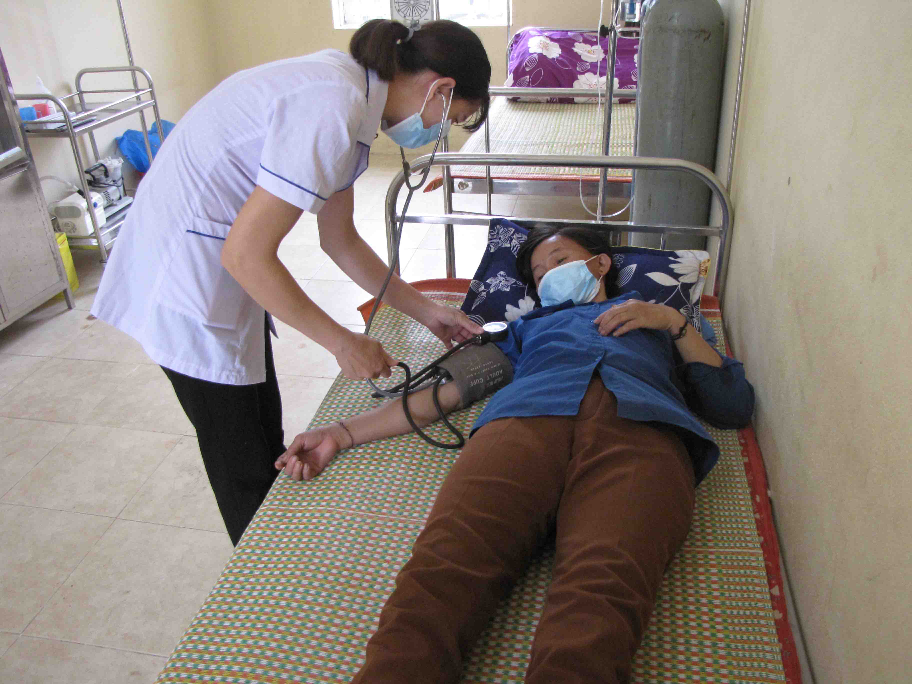Người dân xã Nậm Hàng (huyện Nậm Nhùn) được chăm sóc sức khỏe tại Trạm Y tế xã.