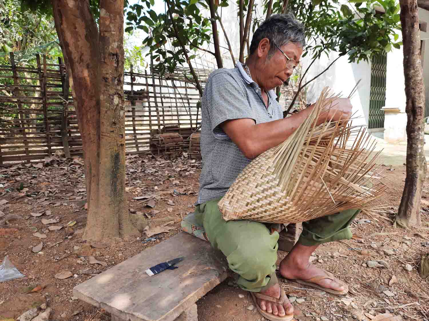 Người dân xã Trung Đồng đan ếp sử dụng trong sinh hoạt. 