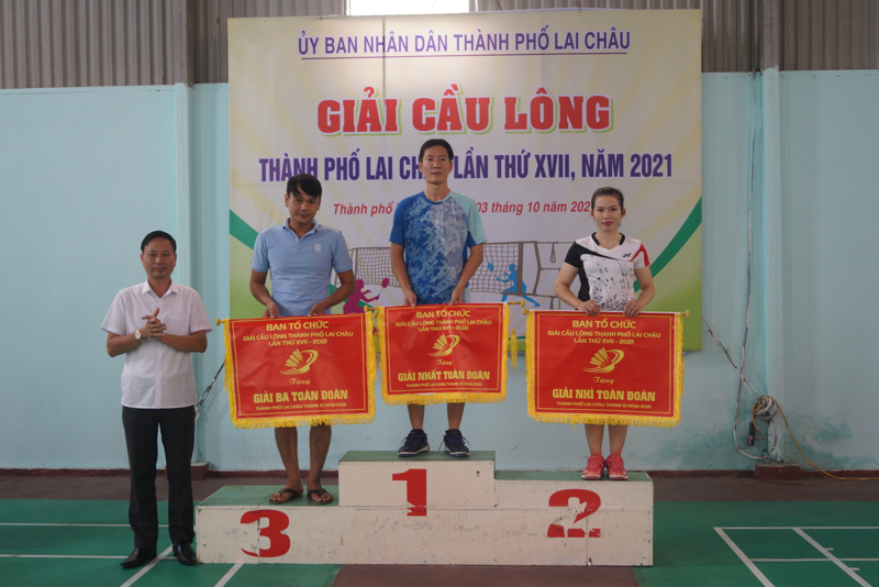 Đồng chí Trần Đình Tiến - Phó Chủ tịch UBND thành phố Lai Châu, Trưởng Ban Tổ chức Giải trao giải toàn đoàn cho các đoàn đạt thành tích cao.
