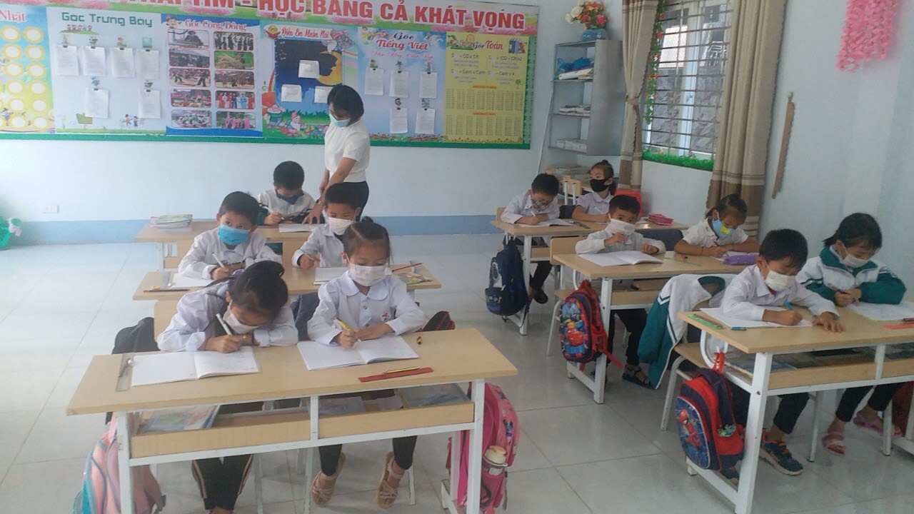 Tiết Tiếng việt của cô, trò lớp 2A1 điểm Trung tâm, Trường Tiểu học và THCS Bản Hon (huyện Tam Đường).