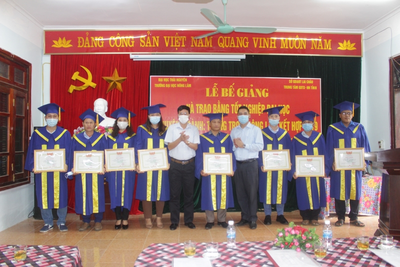 trao bằng tốt nghiệp 
