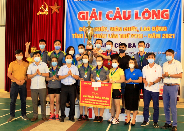 Đại diện Ban Tổ chức và nhà tài trợ trao giải và Cúp vô địch cho đơn vị đạt giải nhất toàn đoàn. 