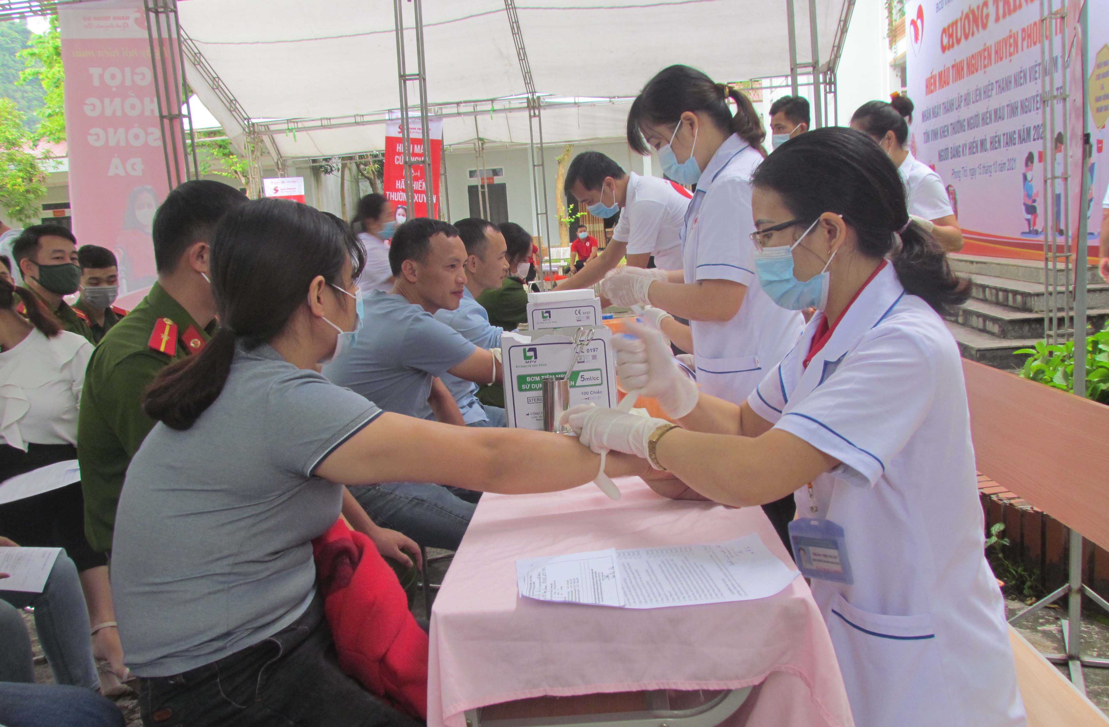 Tình nguyện viên lấy máu xét nghiệm trước khi hiến máu.
