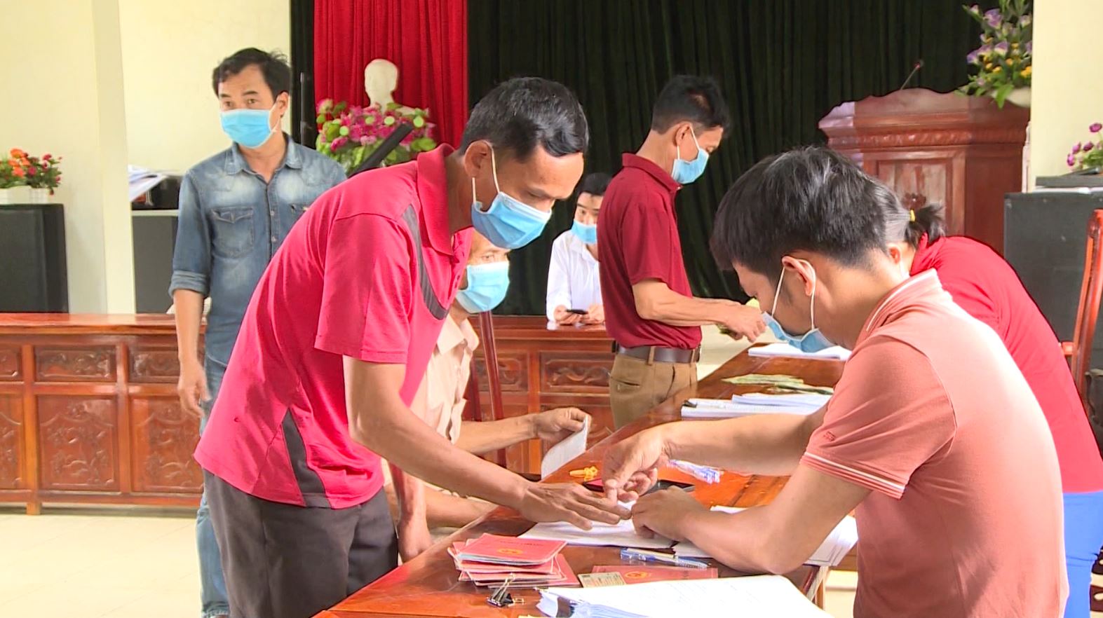 Người dân huyện Tam Đường nhận tiền đền bù giải phóng mặt bằng.