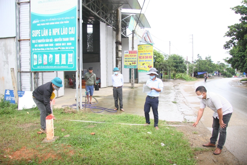 Lãnh đạo, cán bộ Trung tâm phát triển quỹ đất huyện Tân Uyên đo diện tích đất thu hồi GPMB tại bản Chom Chăng, xã Thân Thuộc.