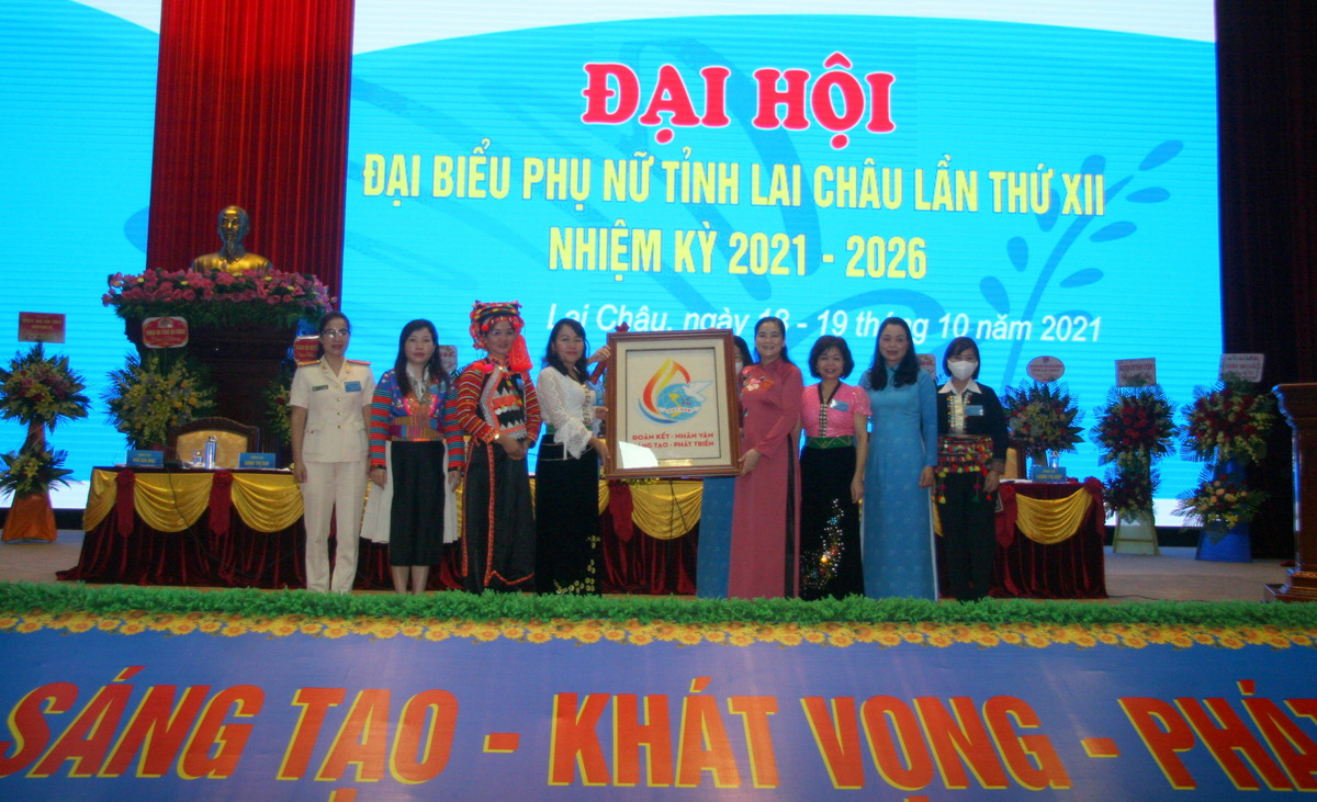 Đồng chí Đỗ Thị Thu Thảo – Phó Chủ tịch Trung ương Hội LHPN Việt Nam tặng bức tranh làm từ hạt gạo chúc mừng Đại hội.