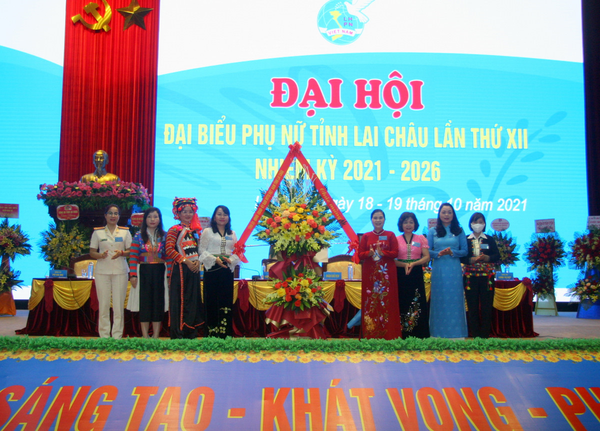 Đồng chí Giàng Páo Mỷ - Ủy viên Trung ương Đảng, Bí thư Tỉnh ủy, Trưởng Đoàn đại biểu Quốc hội tỉnh, Chủ tịch HĐND tỉnh tặng lẵng hoa chúc mừng Đại hội.