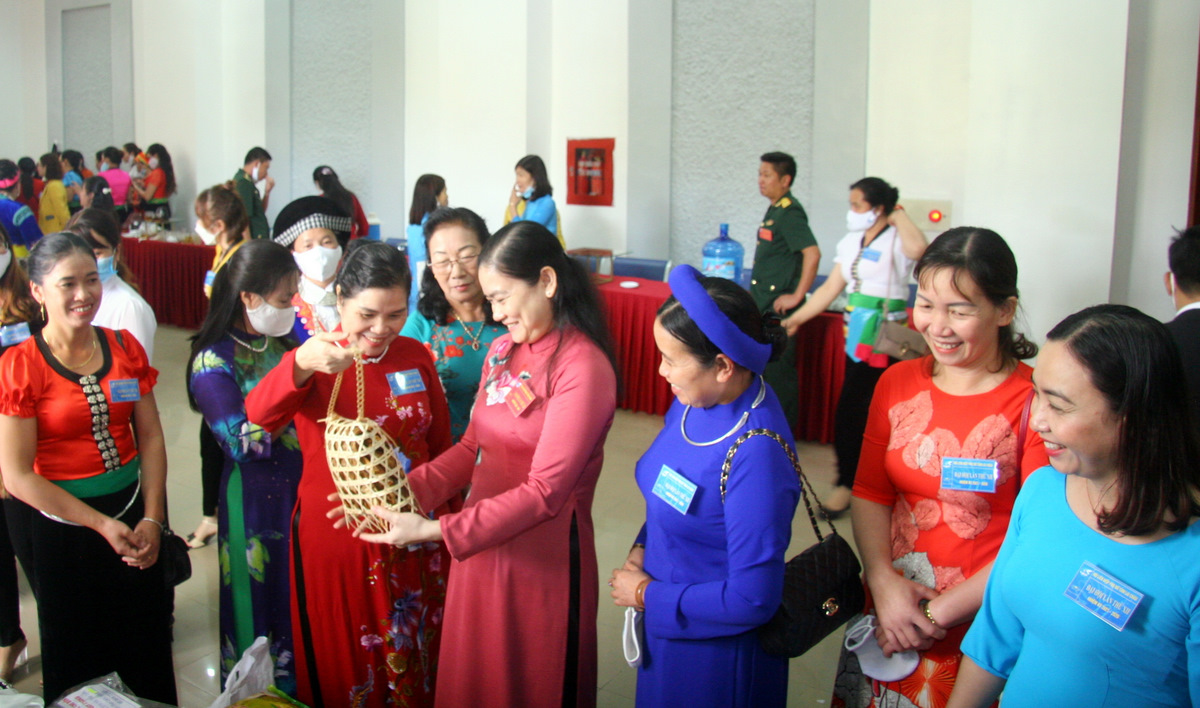 Đại biểu thăm quan các gian hàng trưng bày gian hàng nông sản.