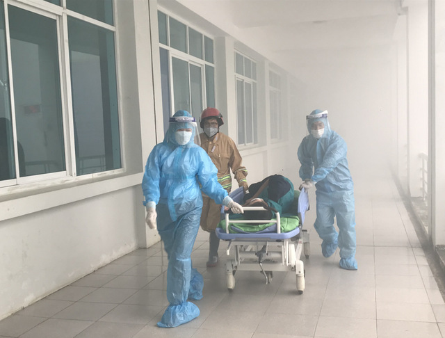 Lực lượng PCCC cơ sở tham gia cứu bệnh nhân ra khỏi khu vực cháy.
