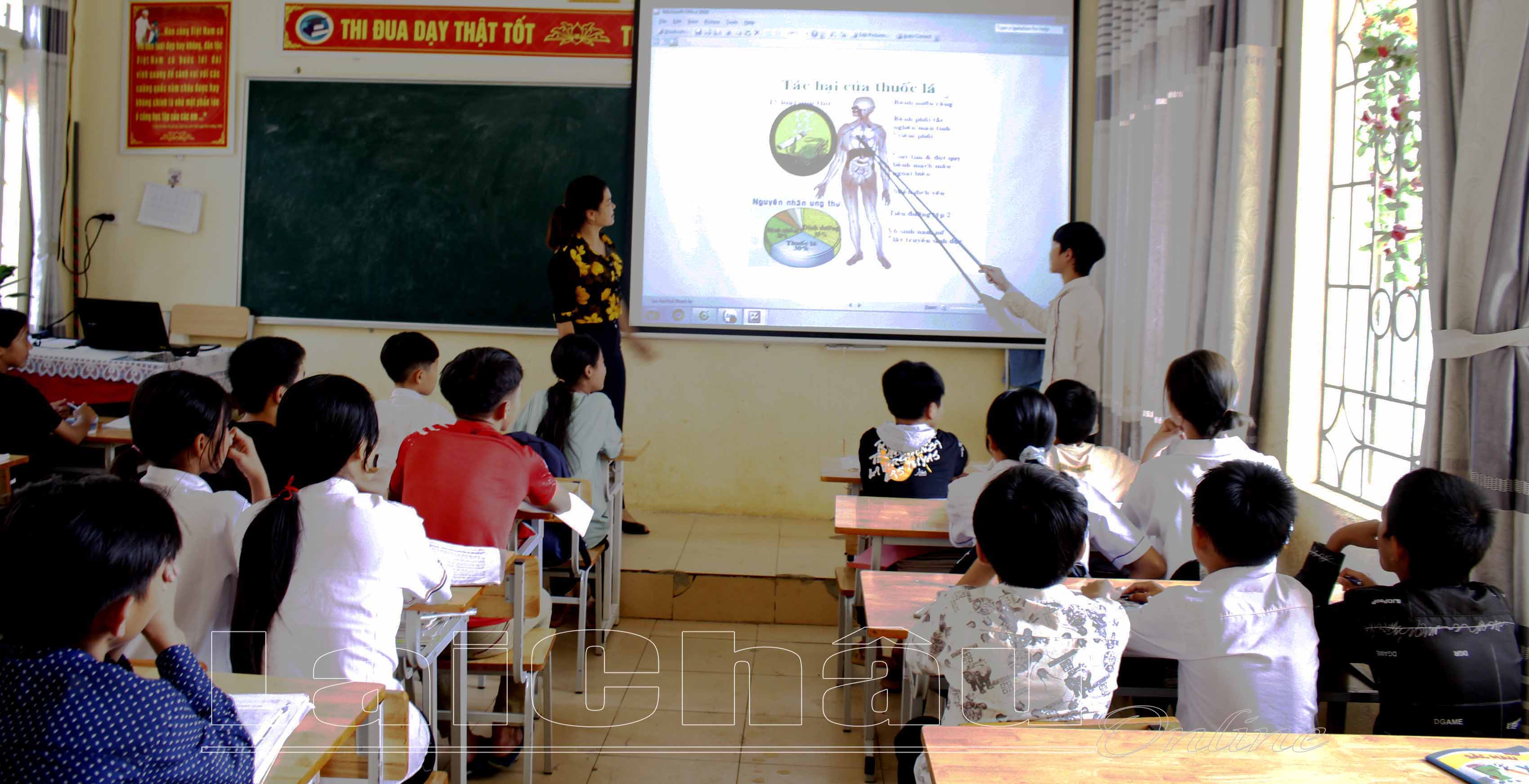 Giáo viên bộ môn Sinh học trường PTDTBT TH&THCS số 2 xã Bản Lang (huyện Phong Thổ) tích hợp giảng dạy gắn tuyên truyền phòng, chống tác hại của thuốc lá cho học sinh bậc THCS. 