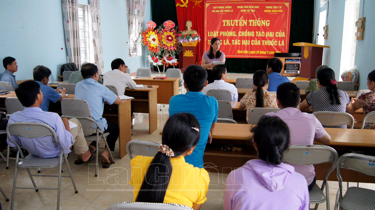Cán bộ Trung tâm Kiểm soát bệnh tật tỉnh tuyên truyền PCTH của Thuốc lá tại xã Mường Cang huyện Than Uyên.