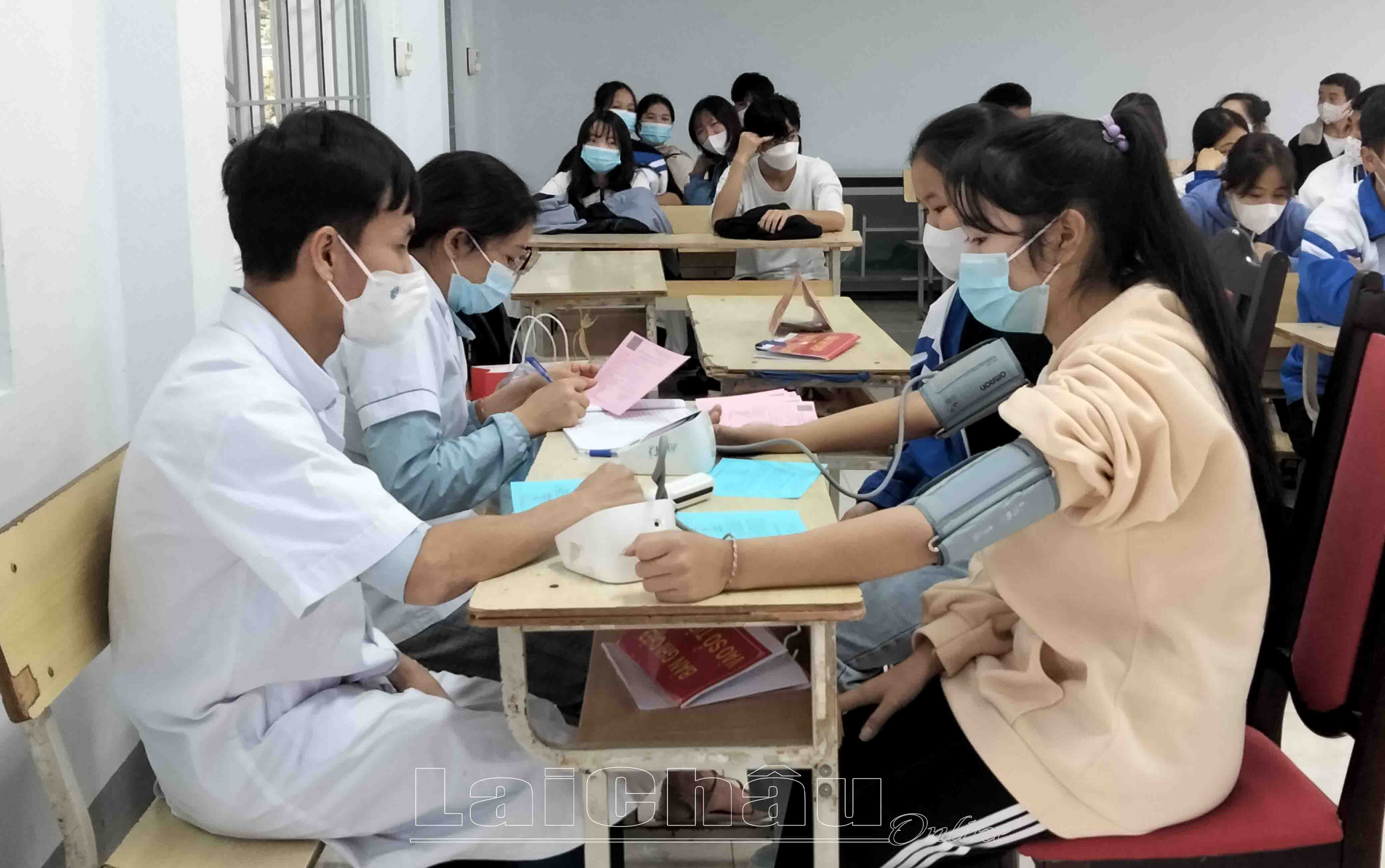  Các trường hợp sau tiêm 30 phút đều được kiểm tra huyết áp lần cuối trước khi về.