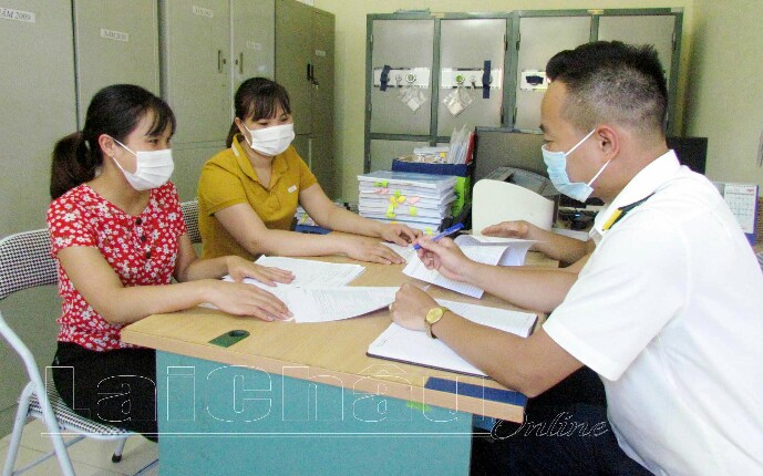 Cán bộ Chi cục Thuế khu vực Sìn Hồ - Phong Thổ tuyên truyền lợi ích và lộ trình thực hiện hóa đơn điện tử tới doanh nghiệp. 