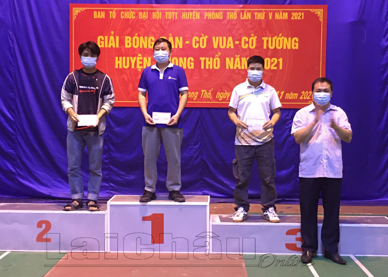Đồng chí Đinh Ngọc Cường – Giám đốc Trung tâm văn hóa, thể thao và truyền thông huyện Phong Thổ trao giải nhất, nhì, ba cho VĐV đạt giải môn cờ vua. 