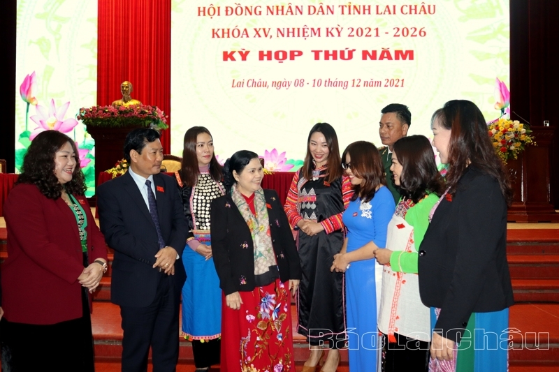 Chú thích ảnh:  Đồng chí Giàng Páo Mỷ - Ủy viên Trung ương Đảng, Bí thư Tỉnh ủy, Trưởng Đoàn đại biểu Quốc hội tỉnh, Chủ tịch HĐND tỉnh trò chuyện với các đại biểu bên lề Kỳ họp.