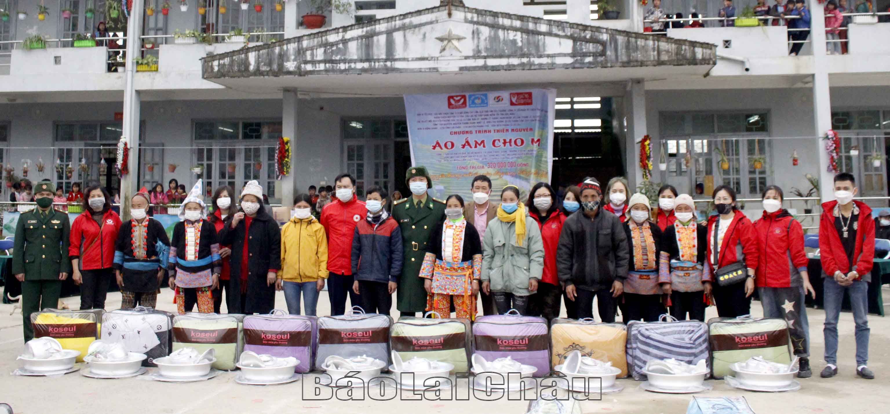 Các CLB, nhóm thiện nguyện trao quà cho người dân bản Thà Giàng, xã Sì Lở Lầu (huyện Phong Thổ). 