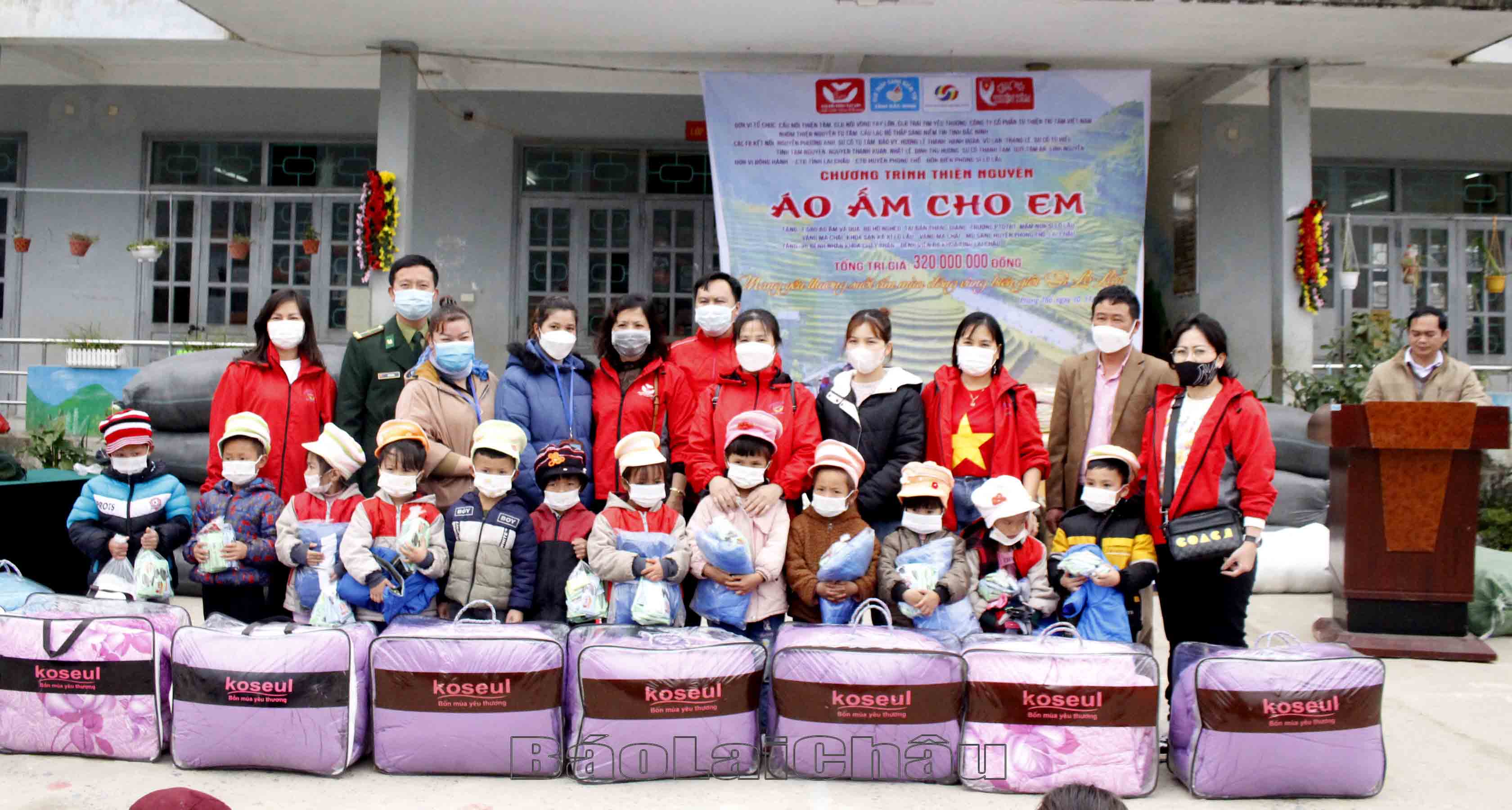 Các CLB, nhóm thiện nguyện trao quà cho học sinh trường Mầm non xã Sì Lở Lầu (huyện Phong Thổ). 