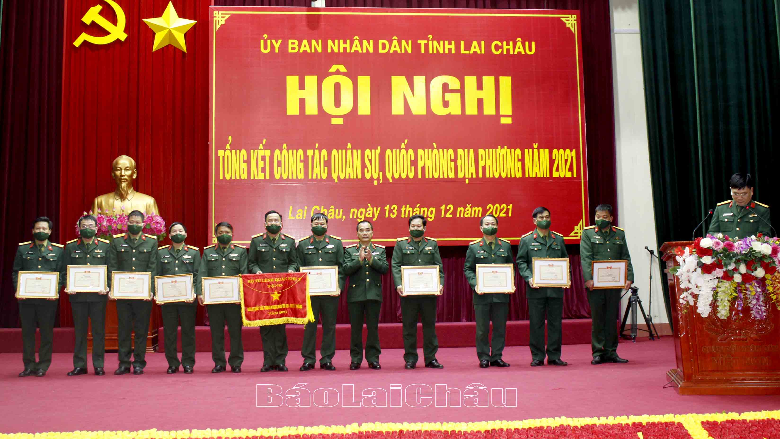 Lãnh đạo Quân khu 2 tặng Cờ thi đua và Bằng khen cho các tập thể, cá nhân có thành tích xuất sắc trong phong trào thi đua quyết thắng năm 2021. 