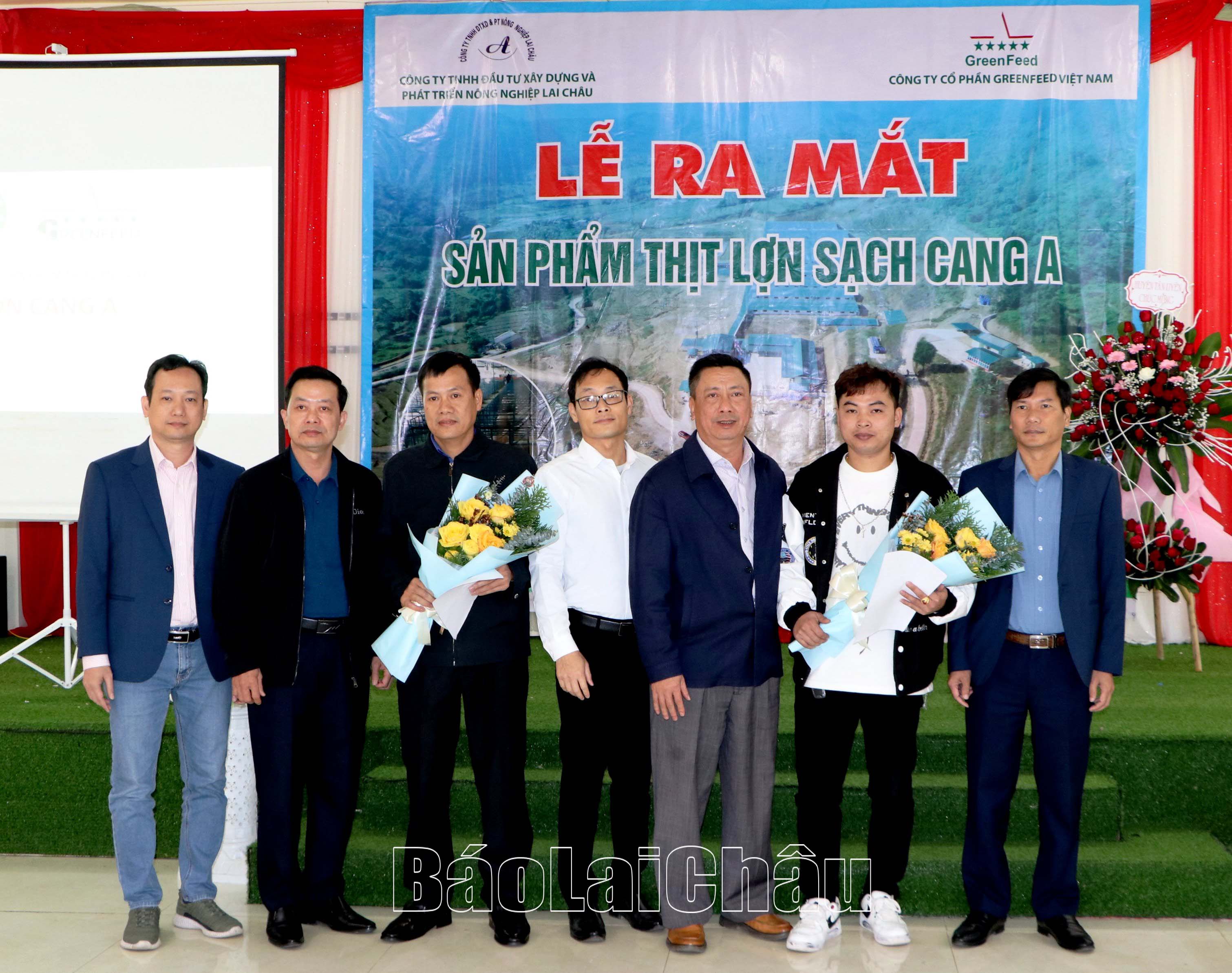 Các đồng chí lãnh đạo UBND huyện Tân Uyên tặng hoa chúc mừng Công ty TNHH Đầu tư xây dựng và phát triển nông nghiệp Lai Châu và đối tác của Công ty. 