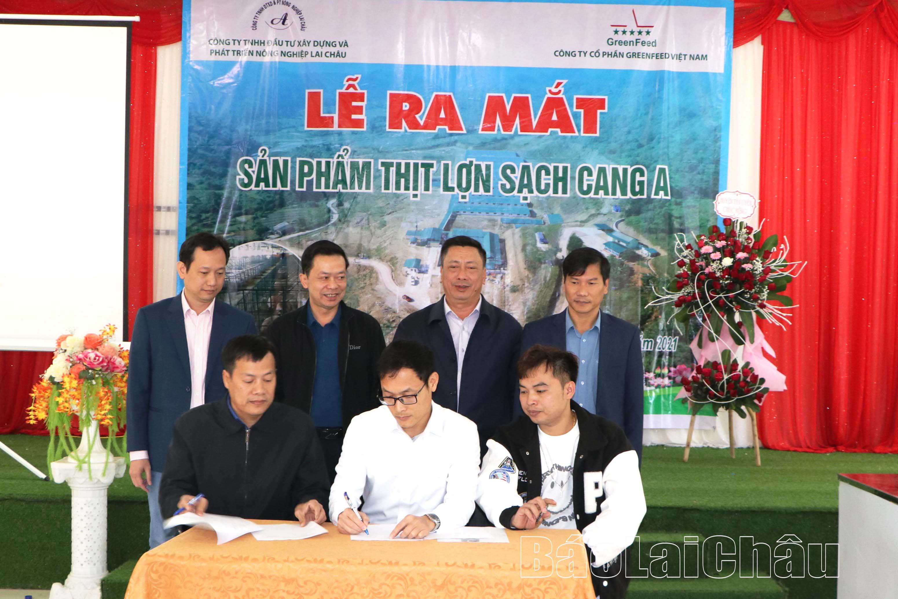 Công ty ký hợp đồng tiêu thụ sản phẩm thịt lợn sạch Cang A với các đối tác trên thị trường huyện Tân Uyên.