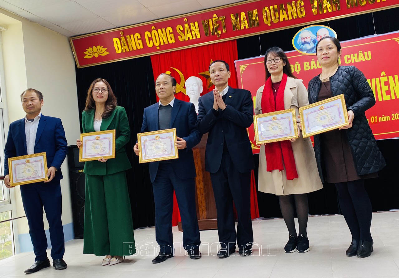 Đồng chí Nguyễn Viết Mạnh - Tổng Biên tập Báo Lai Châu trao danh hiệu “Chiến sỹ thi đua cấp cơ sở năm 2021” cho các cá nhân. 