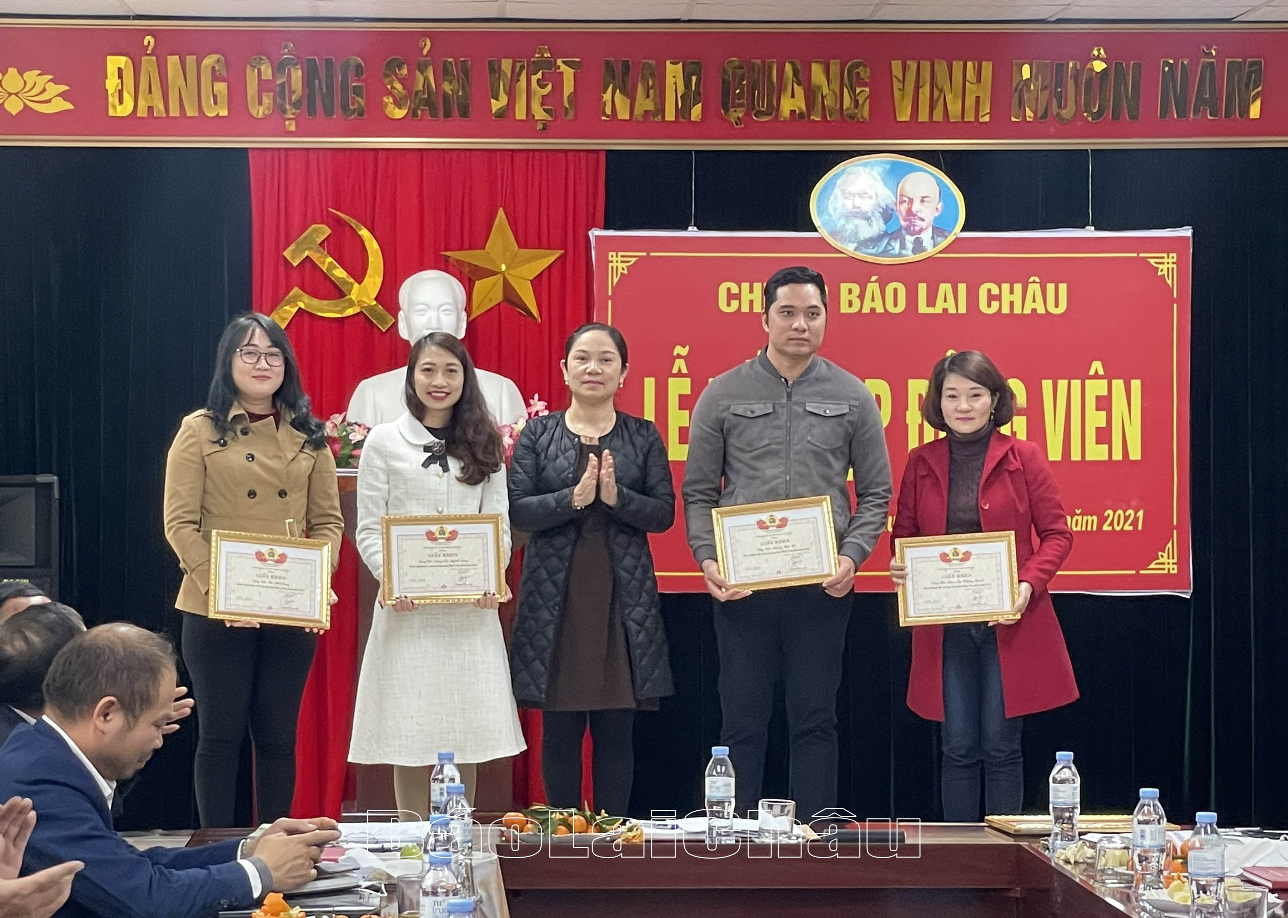 Đồng chí Nguyễn Thị Ngọc hà – Phó Tổng Biên tập, Chủ tịch Công đoàn Cơ sở Báo Lai Châu trao Giấy khen cho các các đoàn viên.