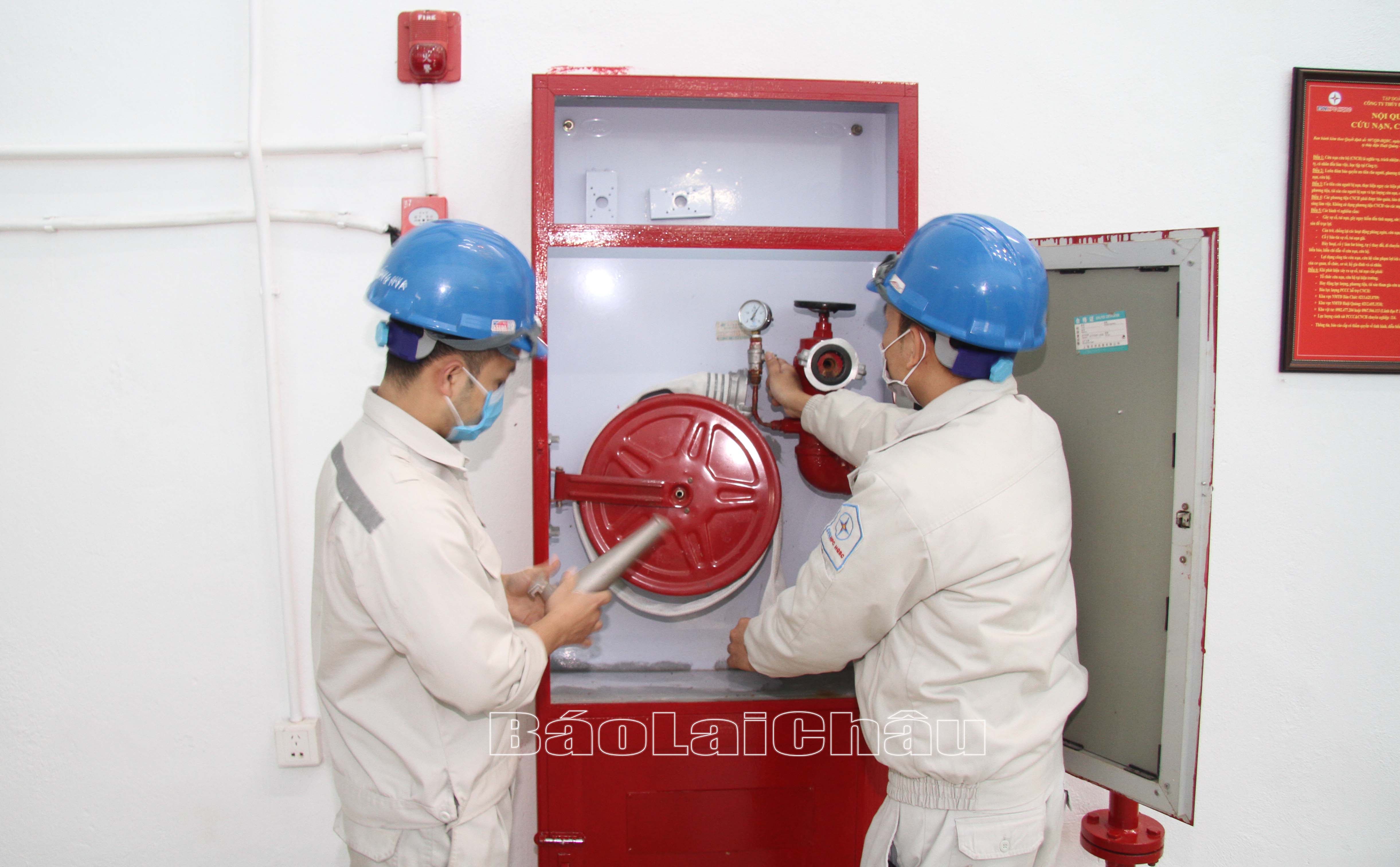 Cán bộ Phân xưởng vận hành Nhà máy thủy điện Bản Chát kiểm tra thiết bị phòng cháy chữa cháy tại khu vực tổ máy hoạt động.