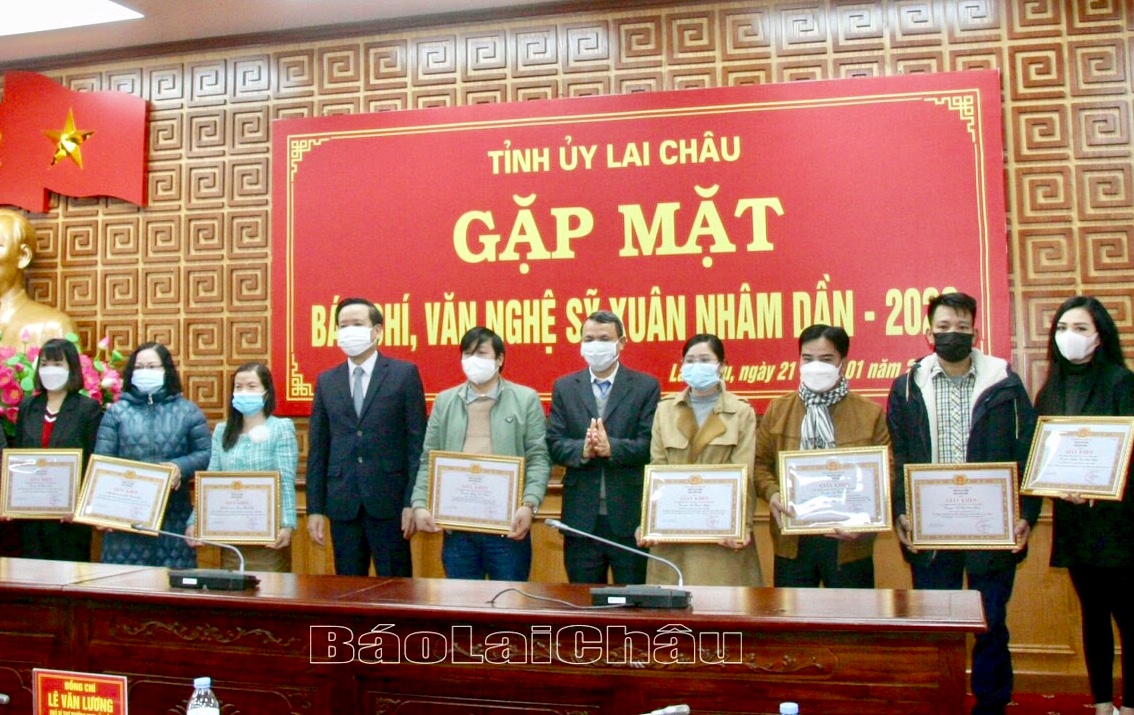 Lãnh đạo Ban Tuyên giáo Tỉnh ủy tặng Giấy khen cho các tác giả có tác phẩm báo chí xuất sắc năm 2021.